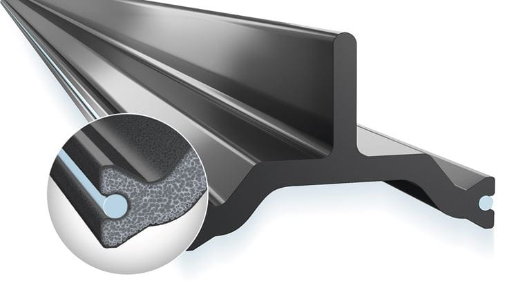 insulbar® LI insulating profile with close-up of the smooth shell and the foamed core