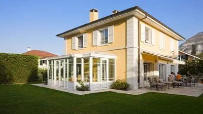 Soleggiata veranda, Ginevra, Svizzera