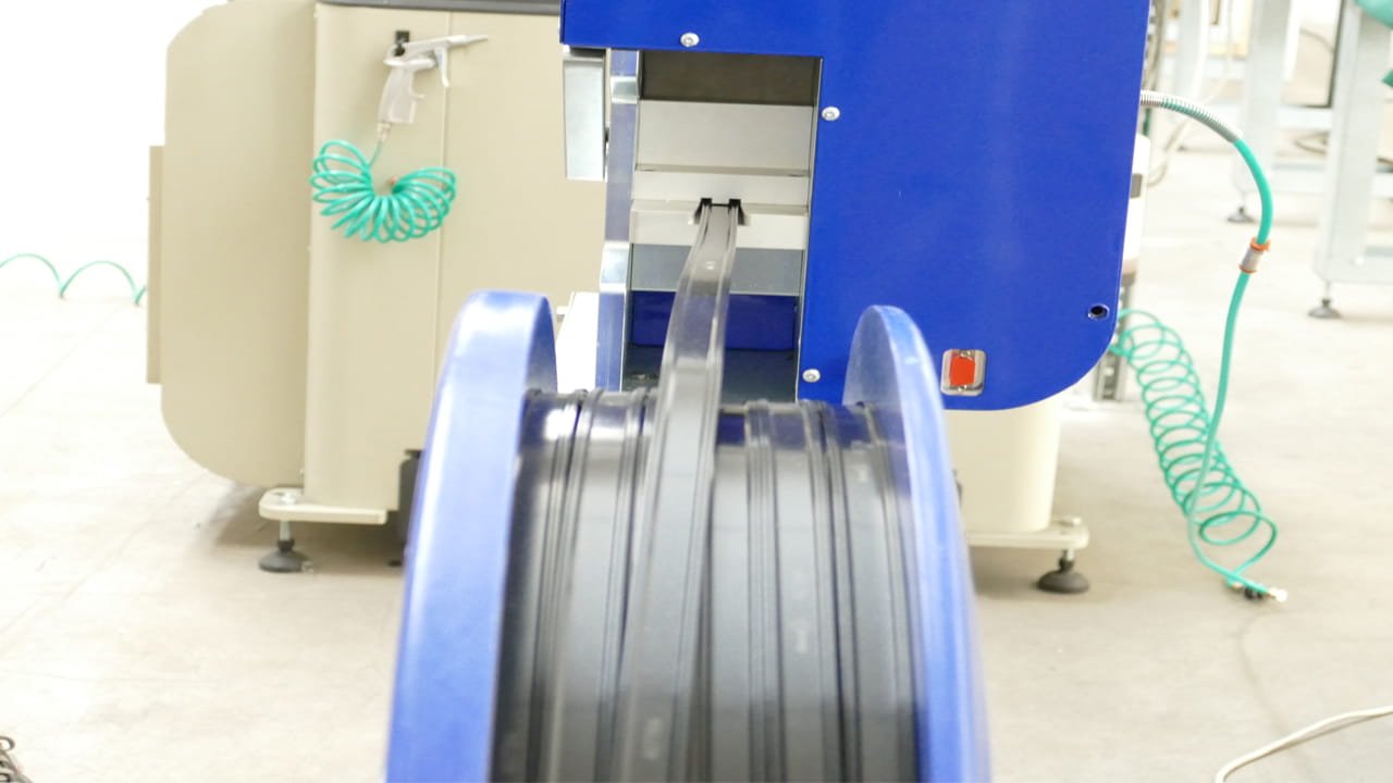 将怡塑宝传动杆隔热条送入盘弯设备 