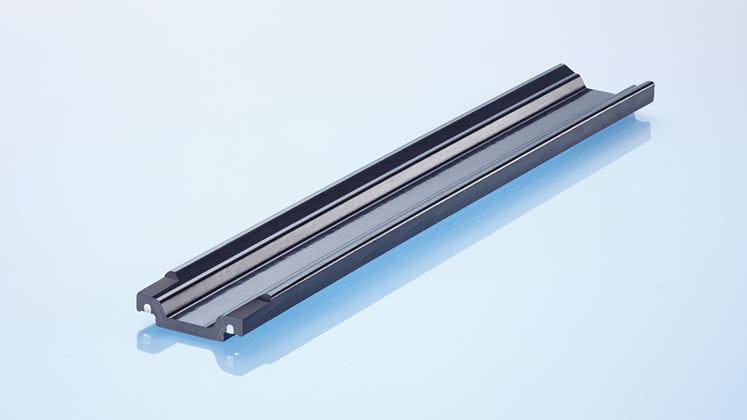 Sharpened insulating bar for simpler drawing-in into the aluminium cavities