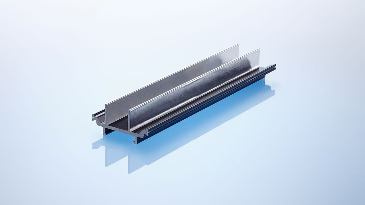 Yüksek yansıtma özelliğine sahip Low-E folyo ile kaplanmış insulbar yalıtım profili