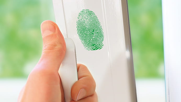 A window insulated with insulbar RE bears a green thumbprint