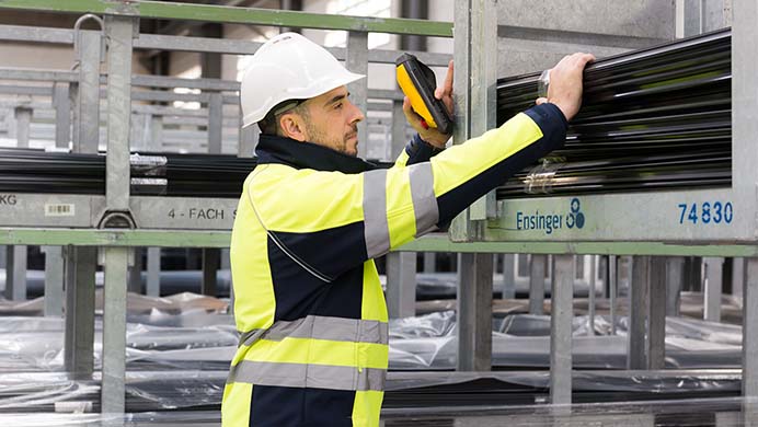 Empleado retira los perfiles de aislamiento de insulbar del nuevo almacén en Portugal