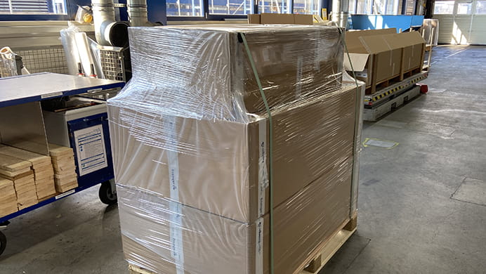Pallet con filamenti per la produzione di schermi facciali