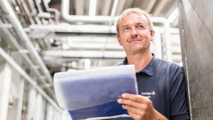 Ein Mitarbeiter bei Ensinger erfasst in der insulbar-Produktion Daten für das Energie- und Umweltmanagement