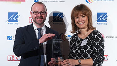 Frank Killinger und Marnie Röder bei der festlichen Preisverleihung in Frankfurt