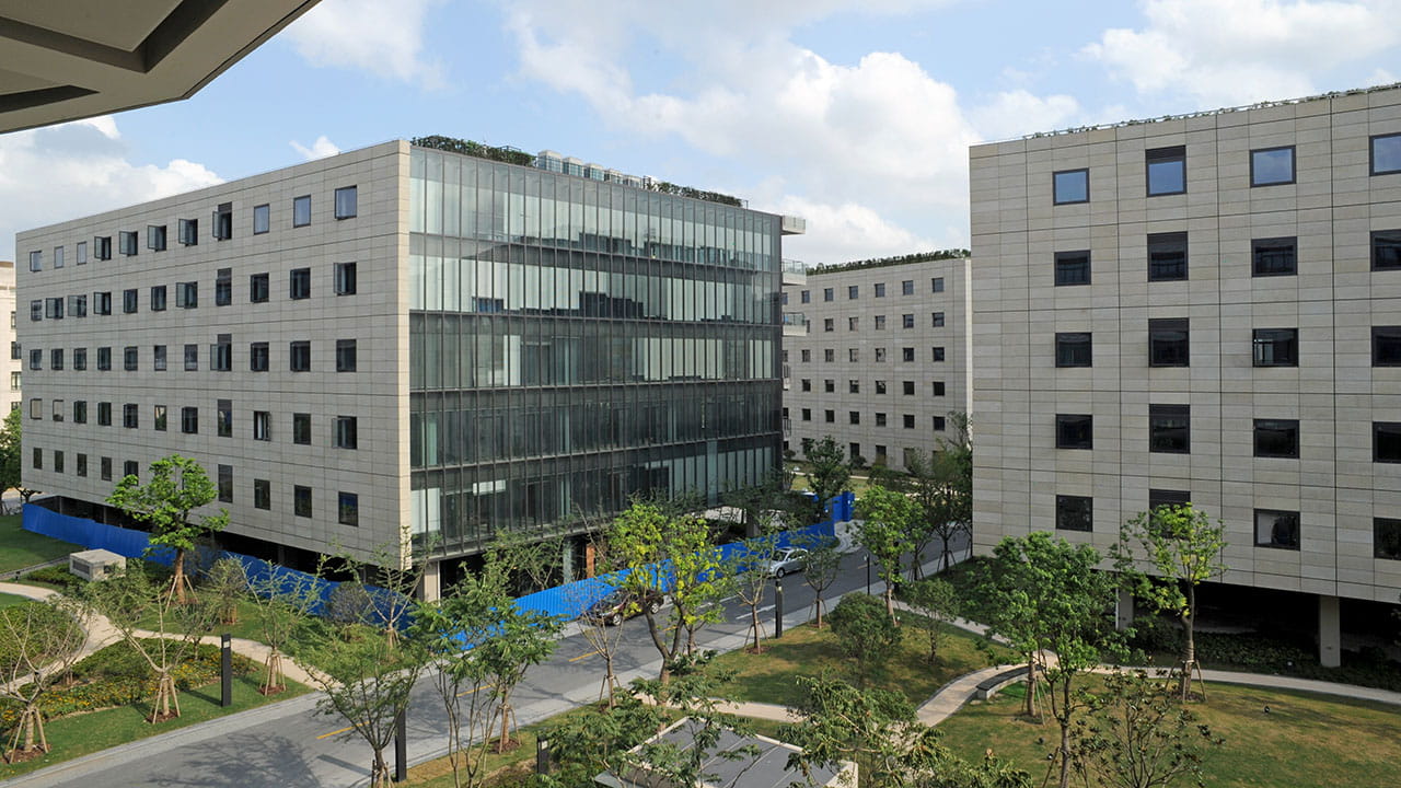 在上海虹桥临空经济园区，幕墙和窗户使用怡塑宝产品隔离