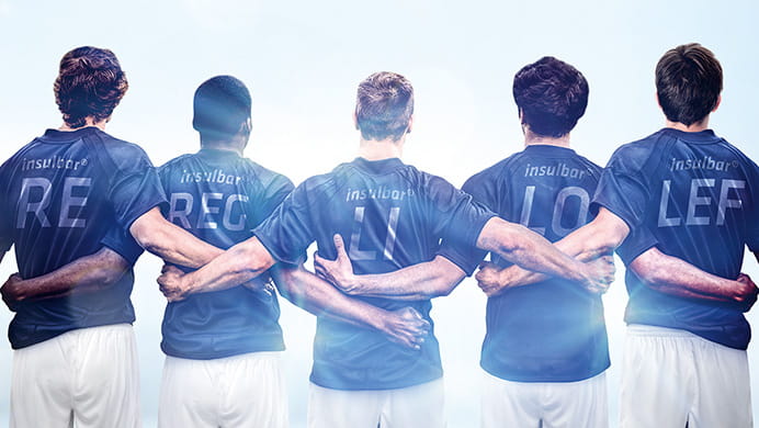 Fünf Fußballspieler mit Rückenbeschriftung insulbar RE, insulbar REG, insulbar LI, insulbar LO und insulbar LEF 
